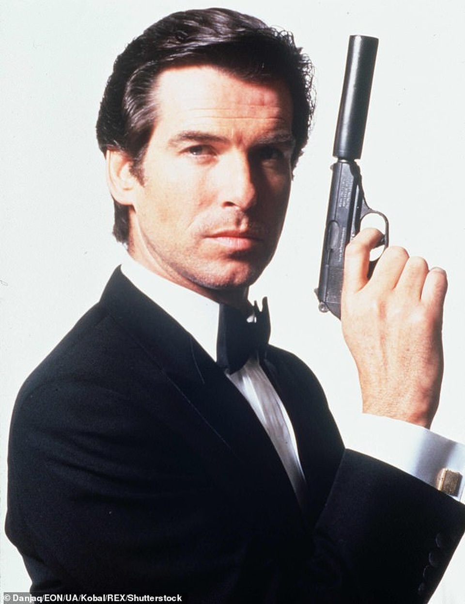 Pierce Brosnan gây sốc với vẻ đẹp kiểu... “râu tóc bạc phơ” - 5 Pierce Brosnan gây sốc với vẻ đẹp kiểu... “râu tóc bạc phơ” - 5
