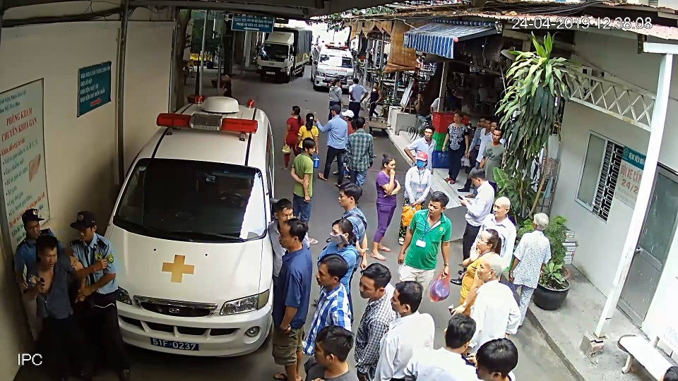 TPHCM: Bảo vệ bệnh viện đánh nhau với tài xế xe cấp cứu, 6 người bị thương - 2 TPHCM: Bảo vệ bệnh viện đánh nhau với tài xế xe cấp cứu, 6 người bị thương - 2