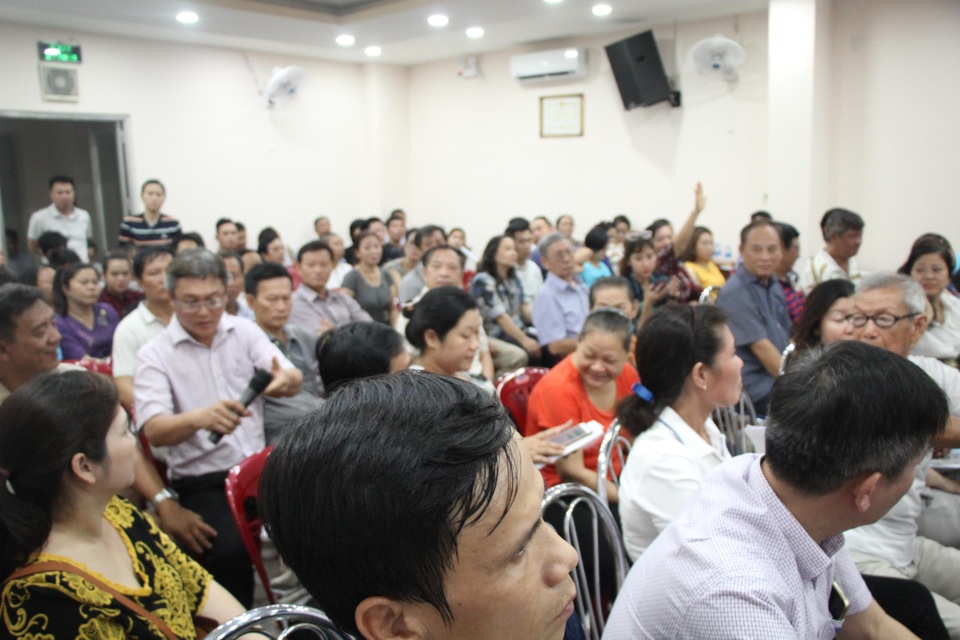 TPHCM: Ông Đoàn Ngọc Hải thuyết phục cư dân rời chung cư sắp sập - 2 TPHCM: Ông Đoàn Ngọc Hải thuyết phục cư dân rời chung cư sắp sập - 2