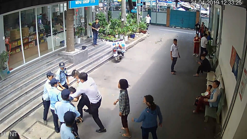 TPHCM: Bảo vệ bệnh viện đánh nhau với tài xế xe cấp cứu, 6 người bị thương - 1 TPHCM: Bảo vệ bệnh viện đánh nhau với tài xế xe cấp cứu, 6 người bị thương - 1