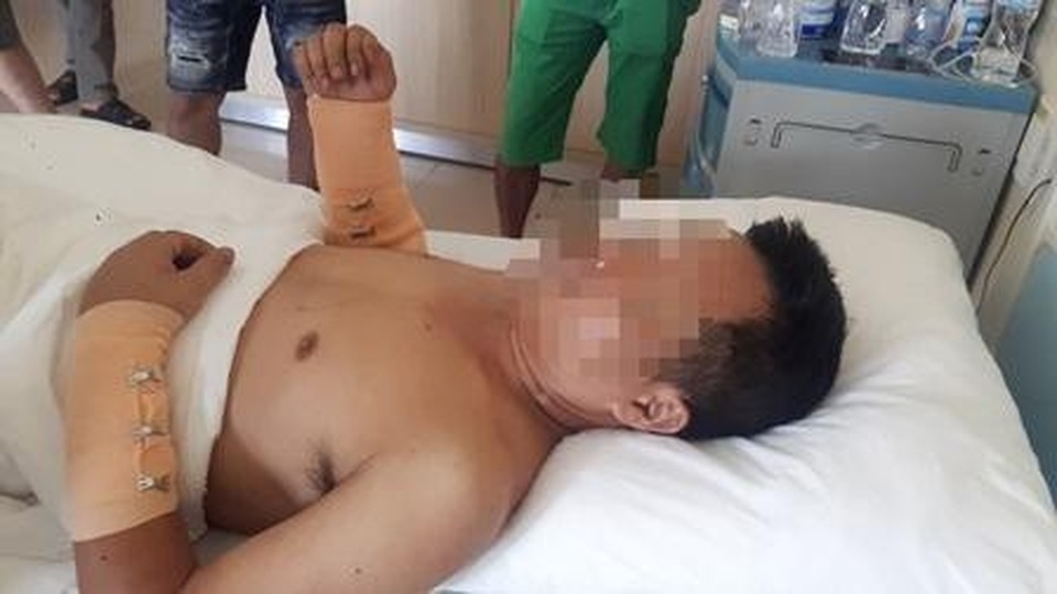 Khởi tố vụ nhóm côn đồ chém người đang nhậu trước quán cầm đồ - 2 Khởi tố vụ nhóm côn đồ chém người đang nhậu trước quán cầm đồ - 2