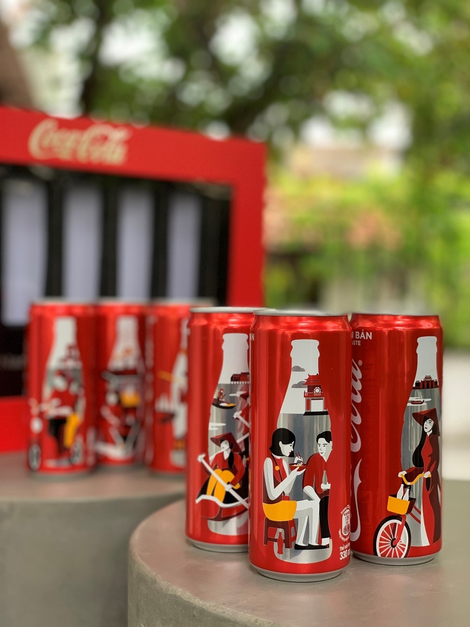 Coca-Cola ra mắt bộ 6 lon phiên bản đặc biệt in hình áo dài, gánh hàng rong Việt - 1 Coca-Cola ra mắt bộ 6 lon phiên bản đặc biệt in hình áo dài, gánh hàng rong Việt - 1
