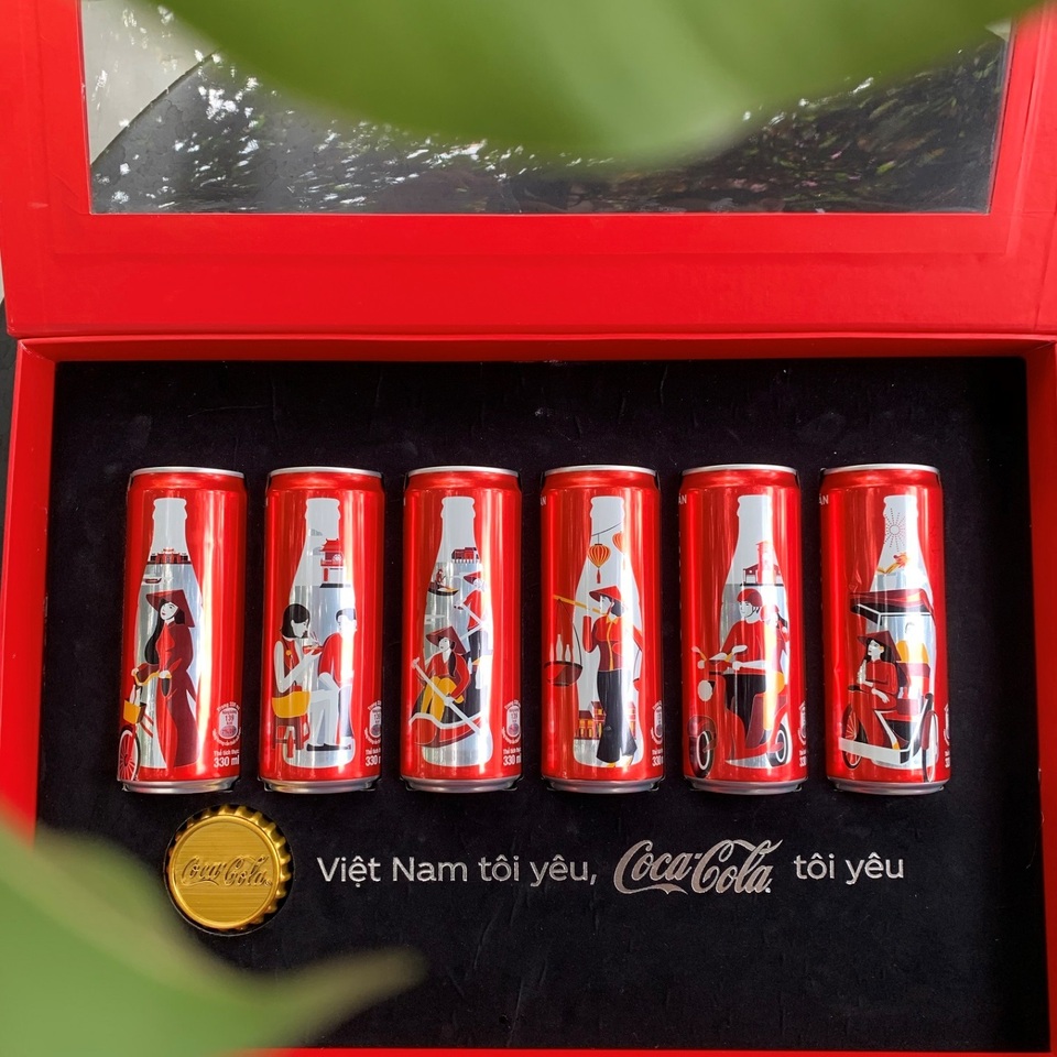 Coca-Cola ra mắt bộ 6 lon phiên bản đặc biệt in hình áo dài, gánh hàng rong Việt - 2 Coca-Cola ra mắt bộ 6 lon phiên bản đặc biệt in hình áo dài, gánh hàng rong Việt - 2