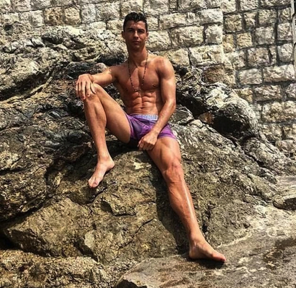 C.Ronaldo gây “bão” khi mặc nội y khoe cơ bụng 6 múi - 1 C.Ronaldo gây “bão” khi mặc nội y khoe cơ bụng 6 múi - 1