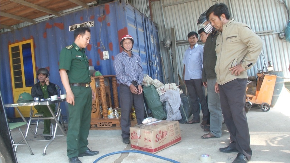 Bắt đối tượng tàng trữ trên nửa tấn thuốc nổ - 1 Bắt đối tượng tàng trữ trên nửa tấn thuốc nổ - 1