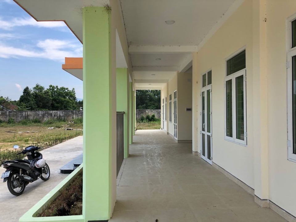 Quảng Ngãi: Đầu tư 4,9 tỷ đồng xây trường để... ngắm - 3 Quảng Ngãi: Đầu tư 4,9 tỷ đồng xây trường để... ngắm - 3