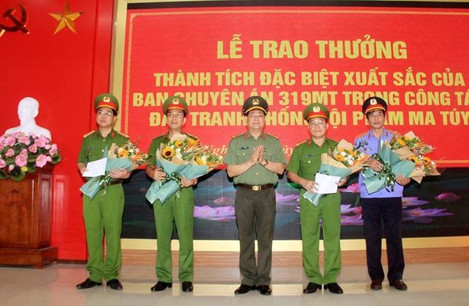 Khen thưởng Ban chuyên án triệt phá đường dây ma túy “khủng” ở Nghệ An - 1 Khen thưởng Ban chuyên án triệt phá đường dây ma túy “khủng” ở Nghệ An - 1