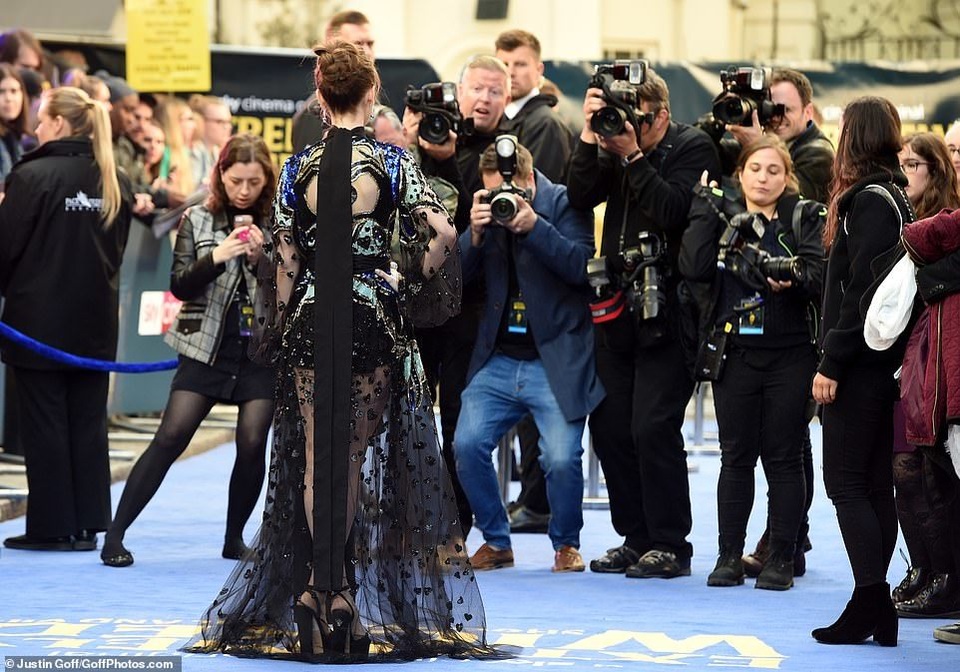 Lily Collins quyến rũ với váy xuyên thấu - 11 Lily Collins quyến rũ với váy xuyên thấu - 11