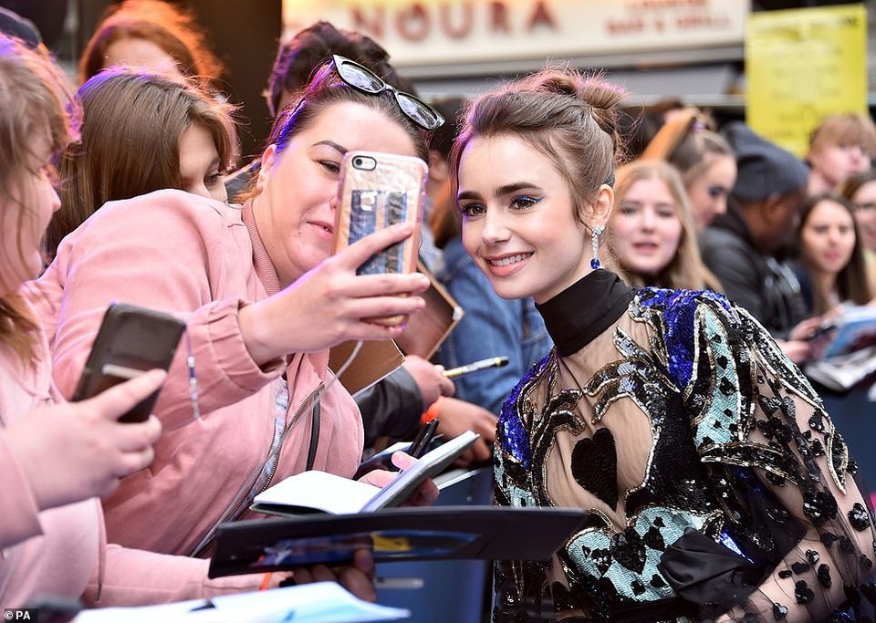 Lily Collins quyến rũ với váy xuyên thấu - 3 Lily Collins quyến rũ với váy xuyên thấu - 3
