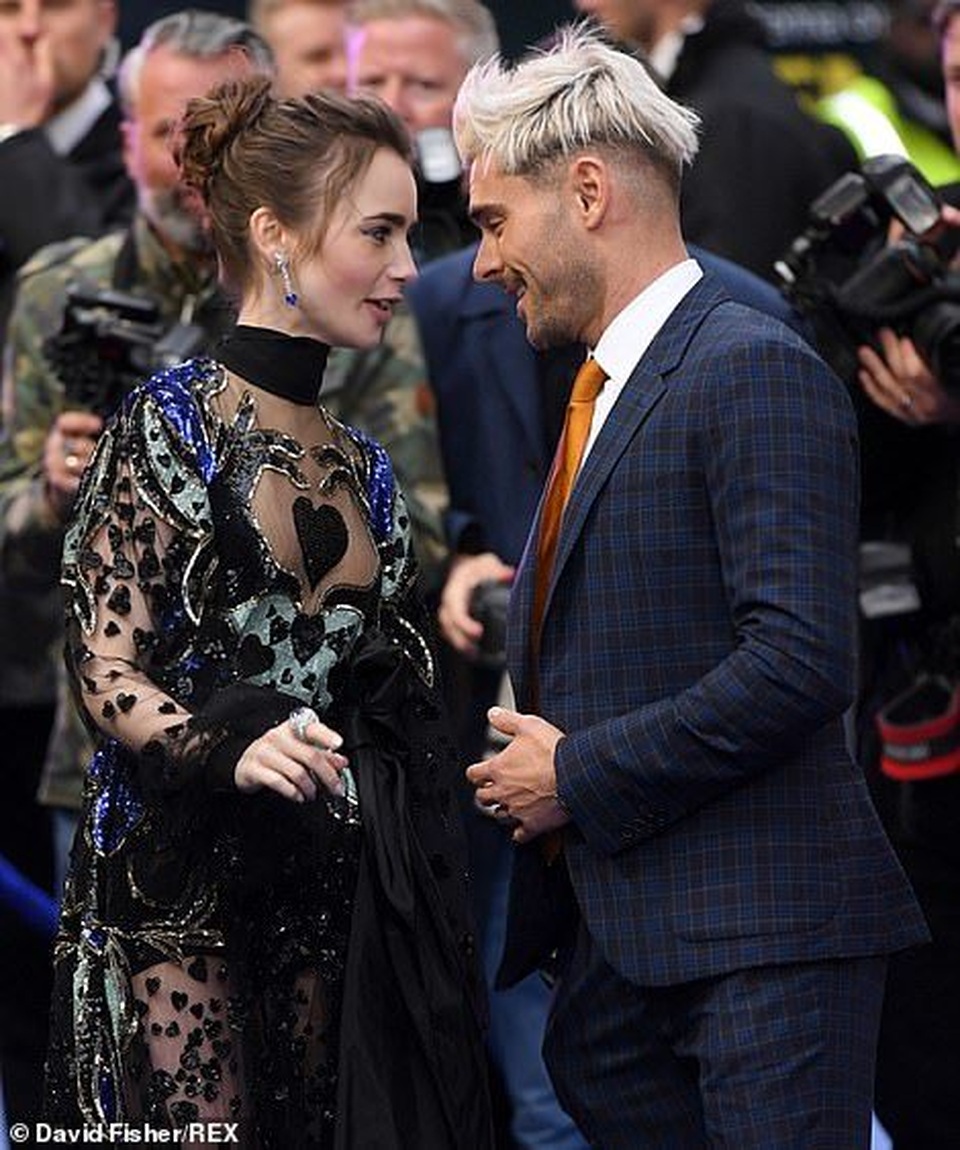 Lily Collins quyến rũ với váy xuyên thấu - 12 Lily Collins quyến rũ với váy xuyên thấu - 12