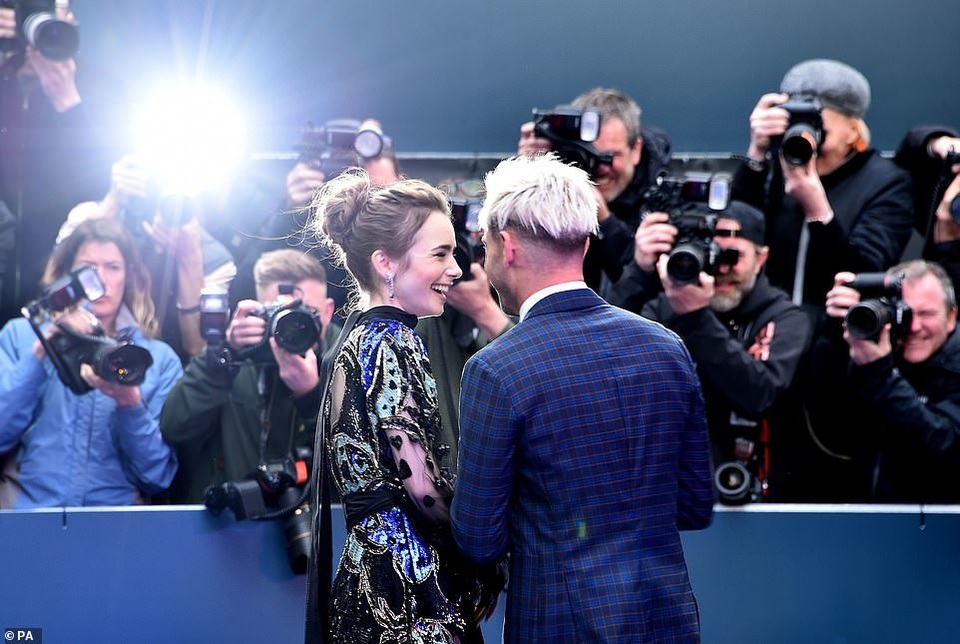 Lily Collins quyến rũ với váy xuyên thấu - 9 Lily Collins quyến rũ với váy xuyên thấu - 9