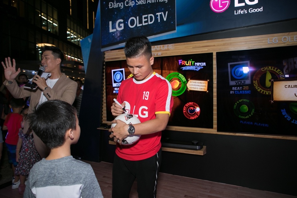 Mê phim siêu anh hùng, Quang Hải không bỏ lỡ buổi công chiếu phim bom tấn - 2