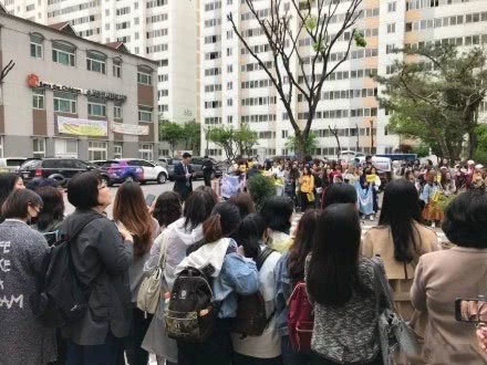 Fan tụ tập đón Kim Tan Lee Min Ho xuất ngũ - 3 Fan tụ tập đón Kim Tan Lee Min Ho xuất ngũ - 3