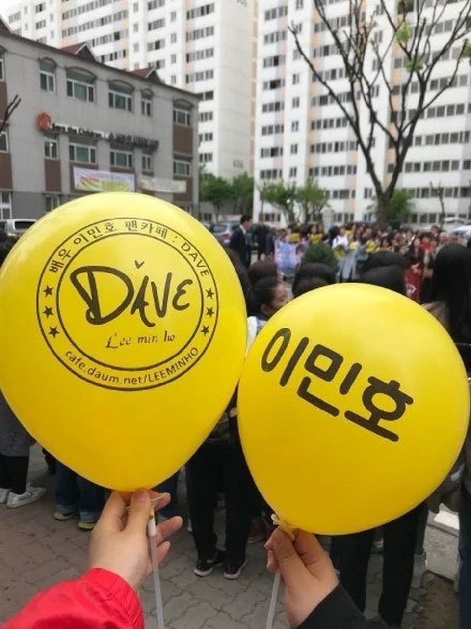 Fan tụ tập đón Kim Tan Lee Min Ho xuất ngũ - 4 Fan tụ tập đón Kim Tan Lee Min Ho xuất ngũ - 4