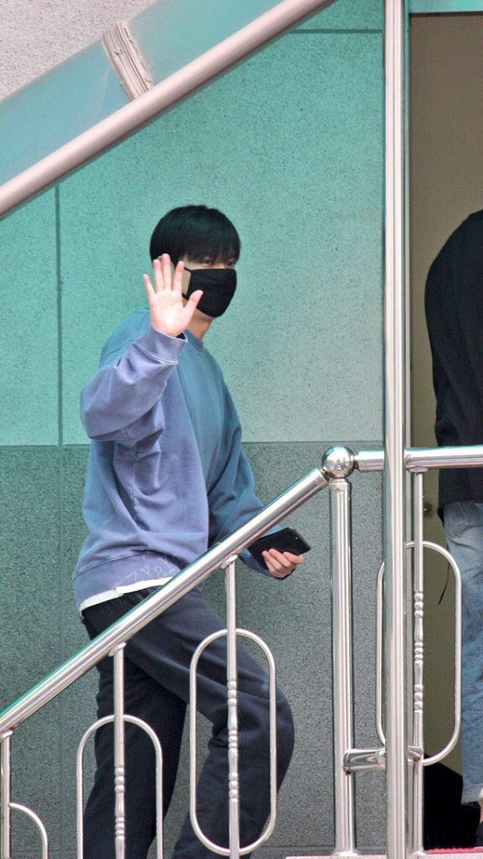 Fan tụ tập đón Kim Tan Lee Min Ho xuất ngũ - 12 Fan tụ tập đón Kim Tan Lee Min Ho xuất ngũ - 12