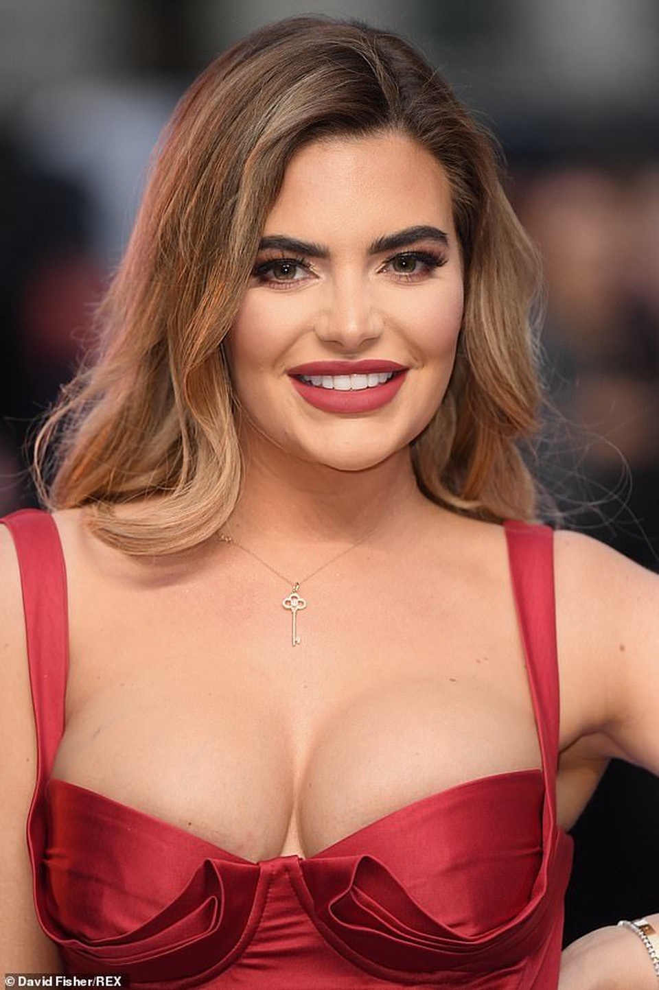 Megan Barton Hanson khoe ngực táo bạo - 1 Megan Barton Hanson khoe ngực táo bạo - 1