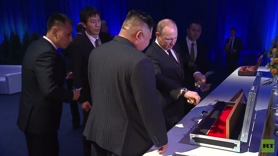 Ông Putin và ông Kim Jong-un tặng nhau bảo kiếm - 1 Ông Putin và ông Kim Jong-un tặng nhau bảo kiếm - 1