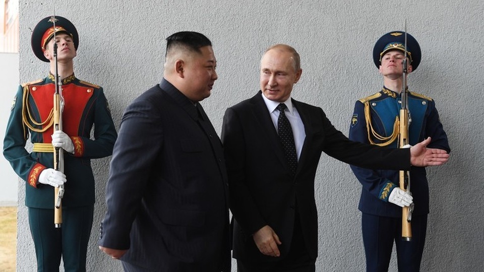 Chuyên gia “giải mã” cử chỉ của ông Kim và ông Putin trong cuộc gặp lịch sử - 1 Chuyên gia “giải mã” cử chỉ của ông Kim và ông Putin trong cuộc gặp lịch sử - 1