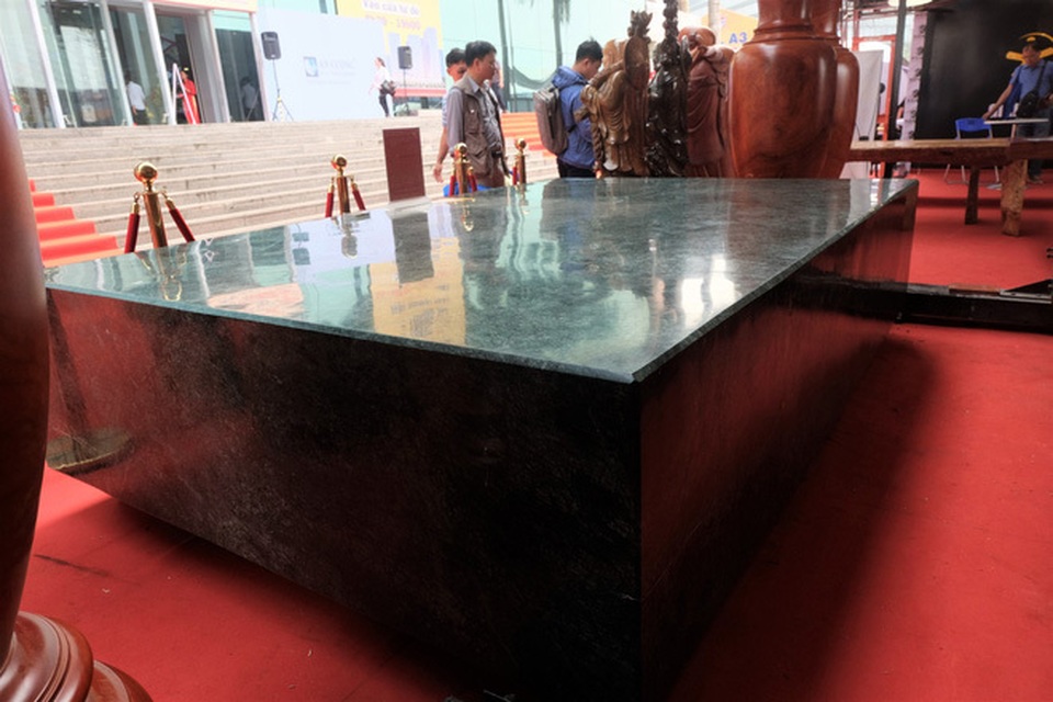 Sập ngọc nguyên khối nặng chục tấn: Đại gia bỏ tiền tỷ nằm mát lưng - 1 Sập ngọc nguyên khối nặng chục tấn: Đại gia bỏ tiền tỷ nằm mát lưng - 1
