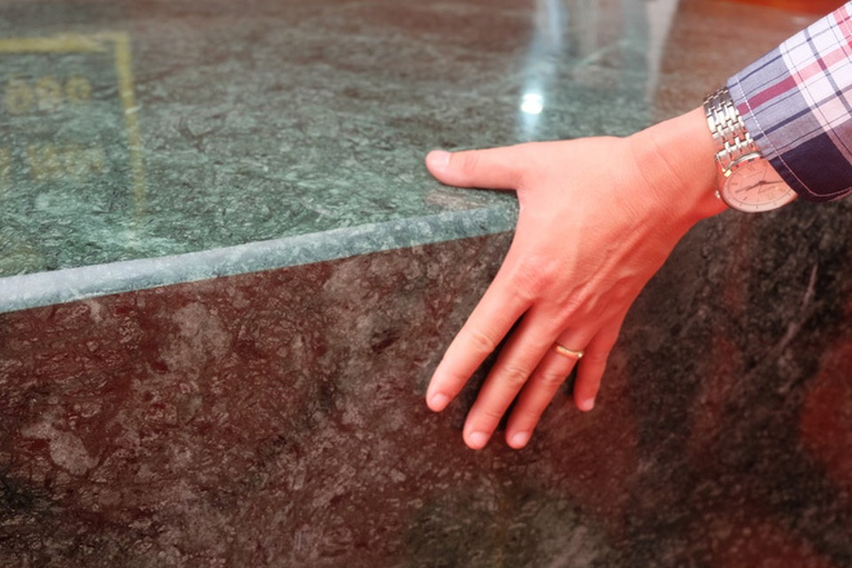 Sập ngọc nguyên khối nặng chục tấn: Đại gia bỏ tiền tỷ nằm mát lưng - 2 Sập ngọc nguyên khối nặng chục tấn: Đại gia bỏ tiền tỷ nằm mát lưng - 2