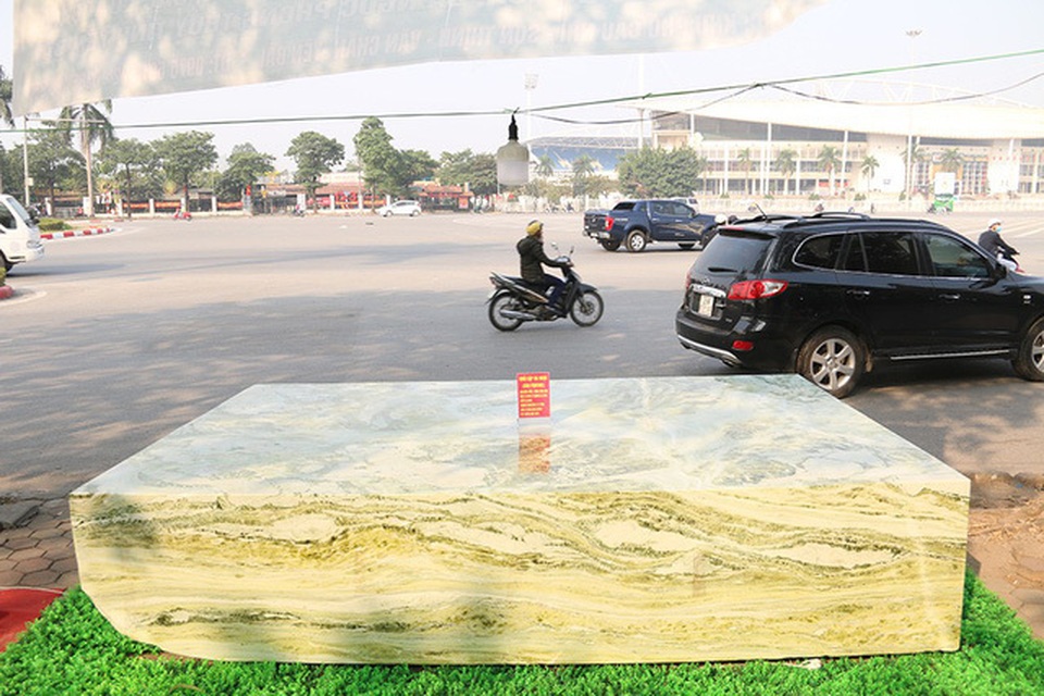 Sập ngọc nguyên khối nặng chục tấn: Đại gia bỏ tiền tỷ nằm mát lưng - 3 Sập ngọc nguyên khối nặng chục tấn: Đại gia bỏ tiền tỷ nằm mát lưng - 3
