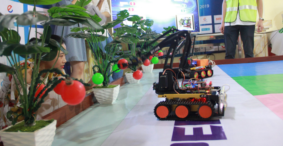 Lộ diện 2 thí sinh đoạt giải nhất cuộc thi Robot thu hoạch nông nghiệp - 2 Lộ diện 2 thí sinh đoạt giải nhất cuộc thi Robot thu hoạch nông nghiệp - 2
