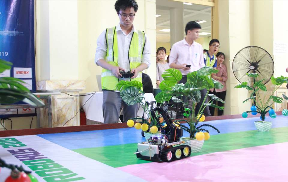 Lộ diện 2 thí sinh đoạt giải nhất cuộc thi Robot thu hoạch nông nghiệp - 1 Lộ diện 2 thí sinh đoạt giải nhất cuộc thi Robot thu hoạch nông nghiệp - 1