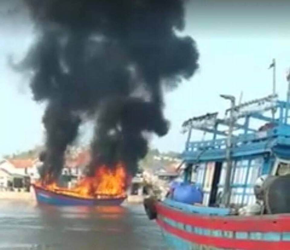 Tàu cá bốc cháy dữ dội khi đang neo đậu gần bờ - 1