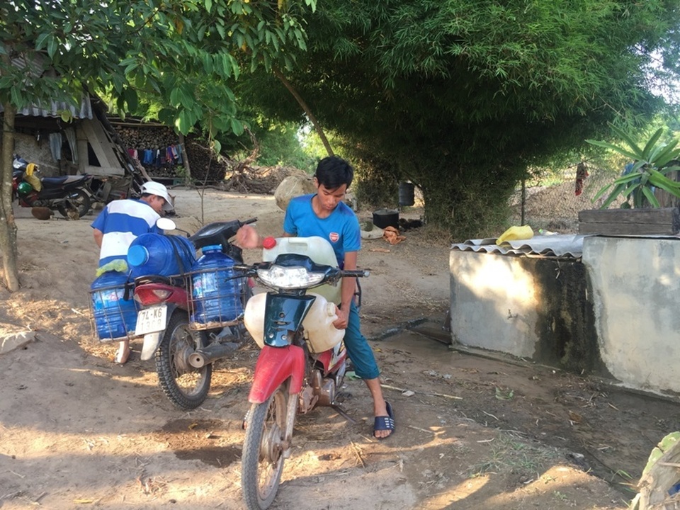 Người dân khoét suối tìm nước giữa mùa nắng hạn - 4 Người dân khoét suối tìm nước giữa mùa nắng hạn - 4
