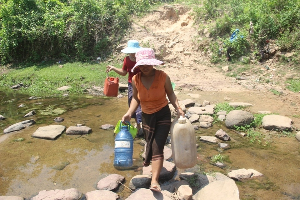 Người dân khoét suối tìm nước giữa mùa nắng hạn - 1 Người dân khoét suối tìm nước giữa mùa nắng hạn - 1