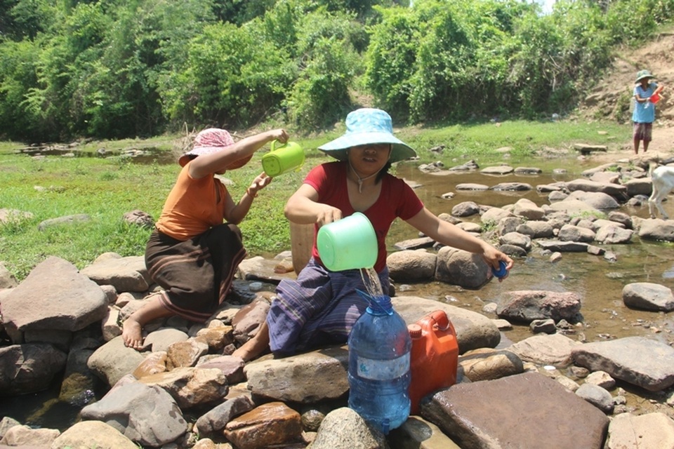 Người dân khoét suối tìm nước giữa mùa nắng hạn - 2 Người dân khoét suối tìm nước giữa mùa nắng hạn - 2