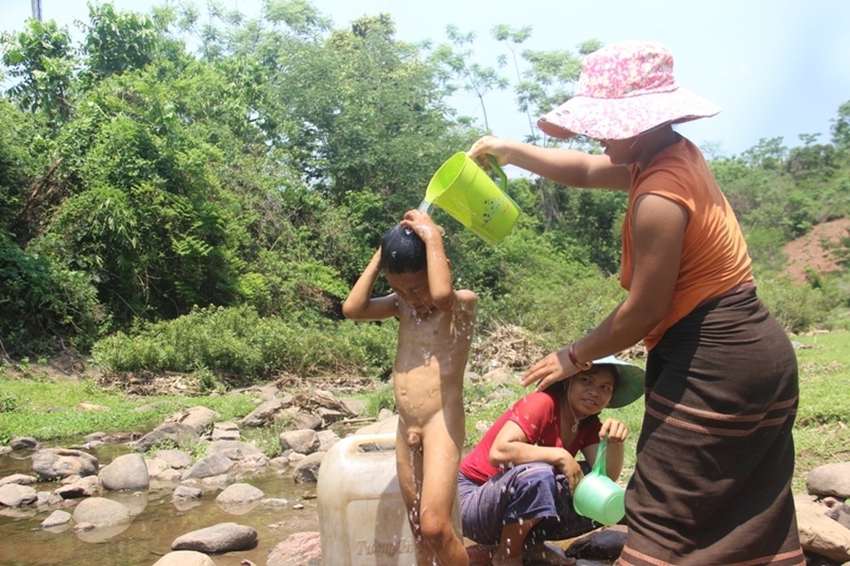 Người dân khoét suối tìm nước giữa mùa nắng hạn - 3 Người dân khoét suối tìm nước giữa mùa nắng hạn - 3