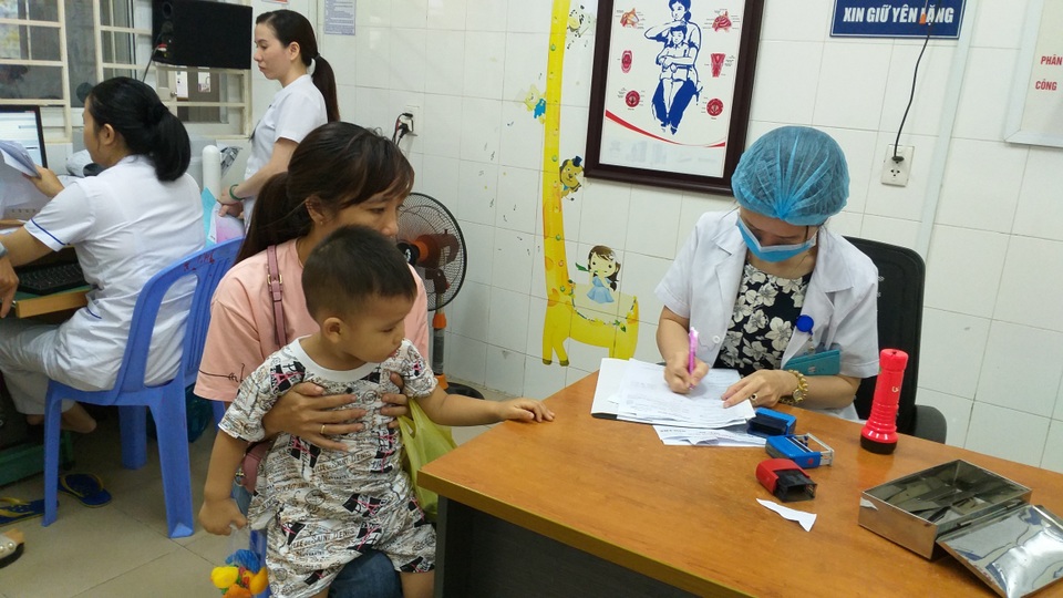 Hàng loạt trẻ ở Đà Nẵng nhập viện vì... nắng nóng - 4