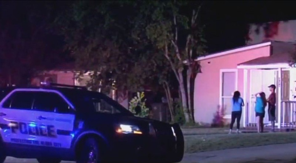 Từ chết đến bị thương vì... chụp ảnh “tự sướng” với súng - 1 Từ chết đến bị thương vì... chụp ảnh “tự sướng” với súng - 1