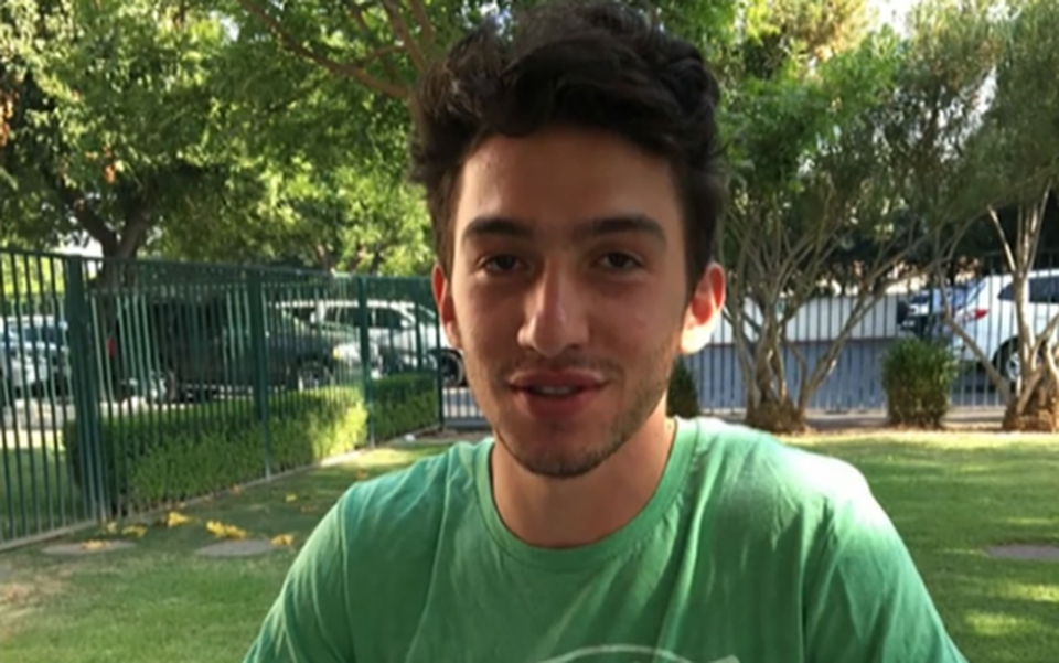 Từ chết đến bị thương vì... chụp ảnh “tự sướng” với súng - 2 Từ chết đến bị thương vì... chụp ảnh “tự sướng” với súng - 2