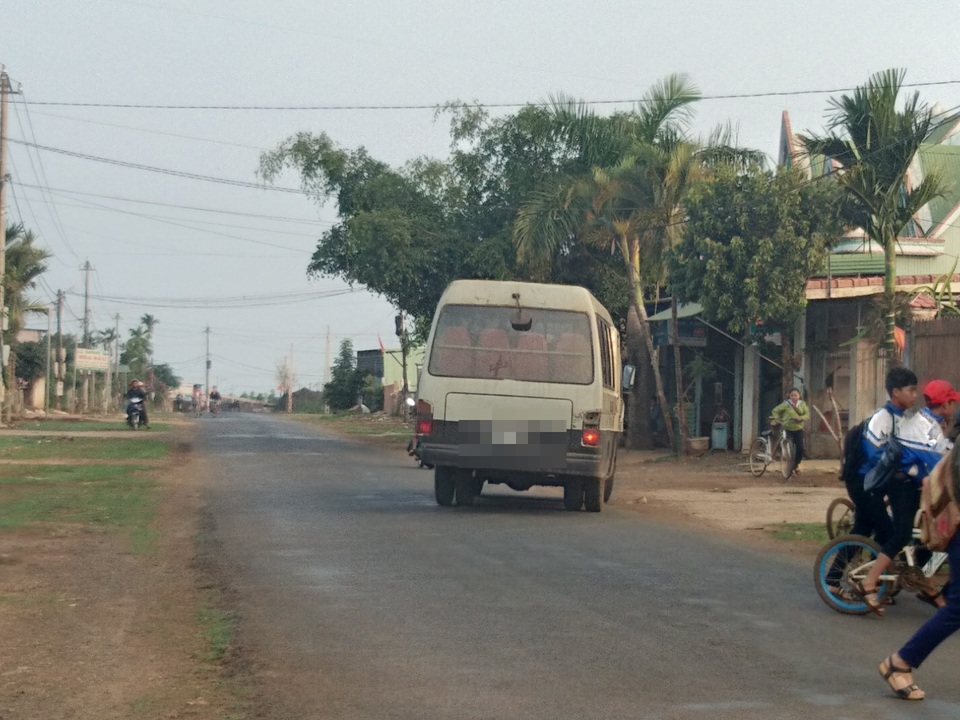 Xe “nhiều không” vẫn băng băng đưa đón học sinh - 4 Xe “nhiều không” vẫn băng băng đưa đón học sinh - 4