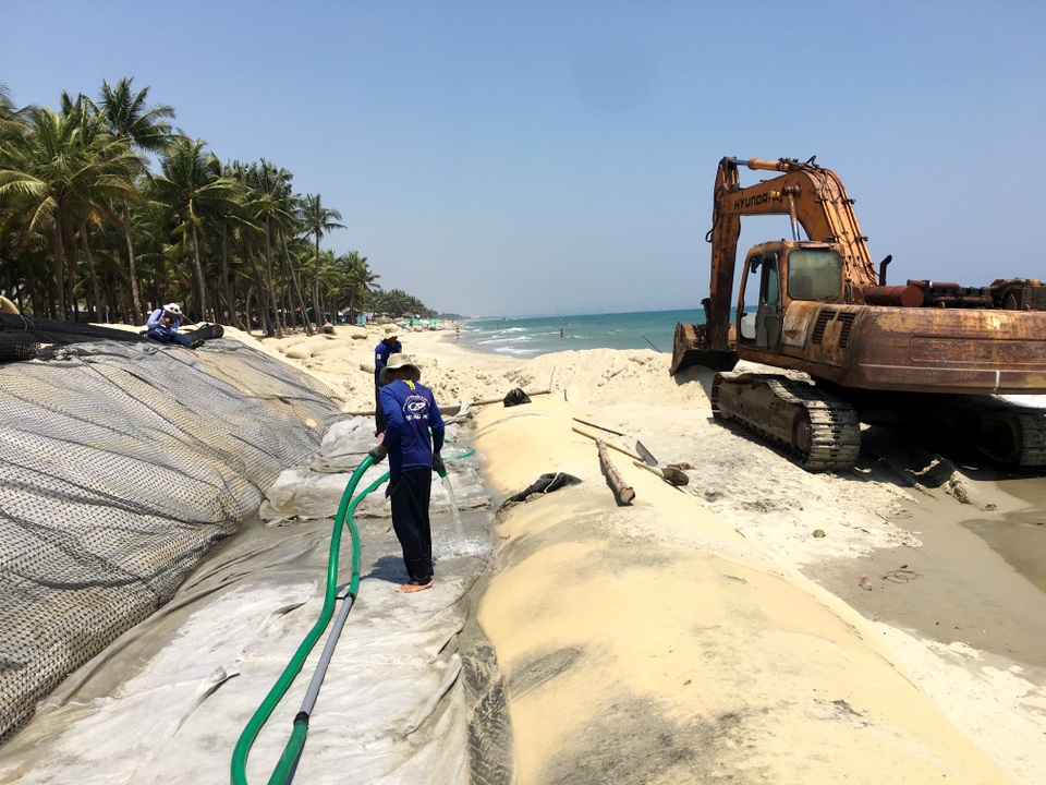 Sạt lở bờ biển Cửa Đại