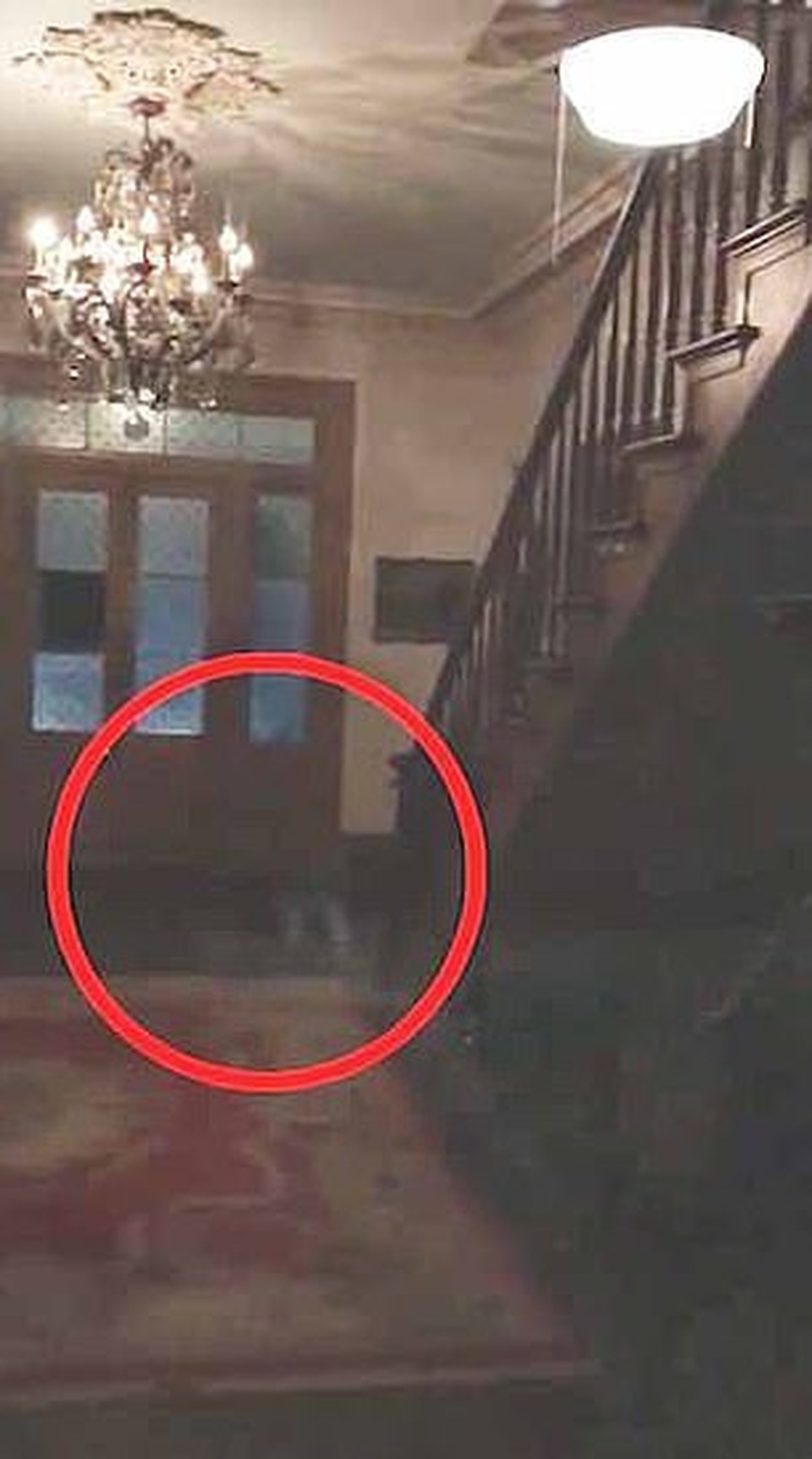 Cặp đôi kinh hồn bạt vía khi ở qua đêm tại ngôi nhà ma ám - 1