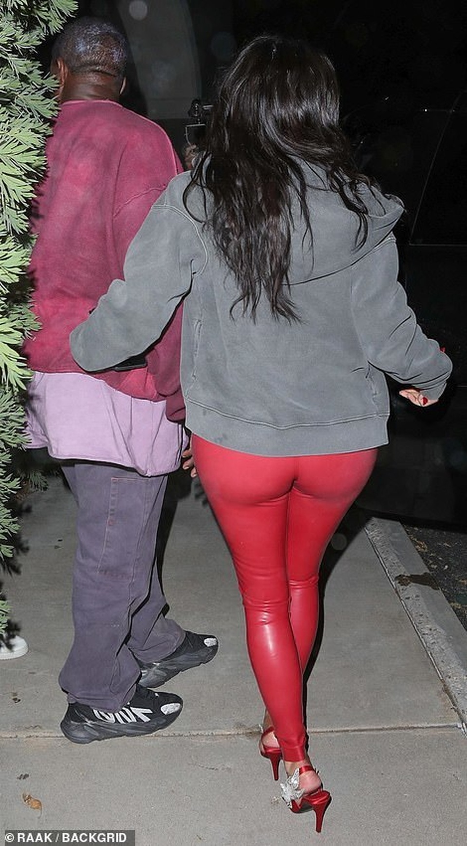 Kim Kardashian khoe dáng nảy nở với quần đỏ ôm sát - 3 Kim Kardashian khoe dáng nảy nở với quần đỏ ôm sát - 3