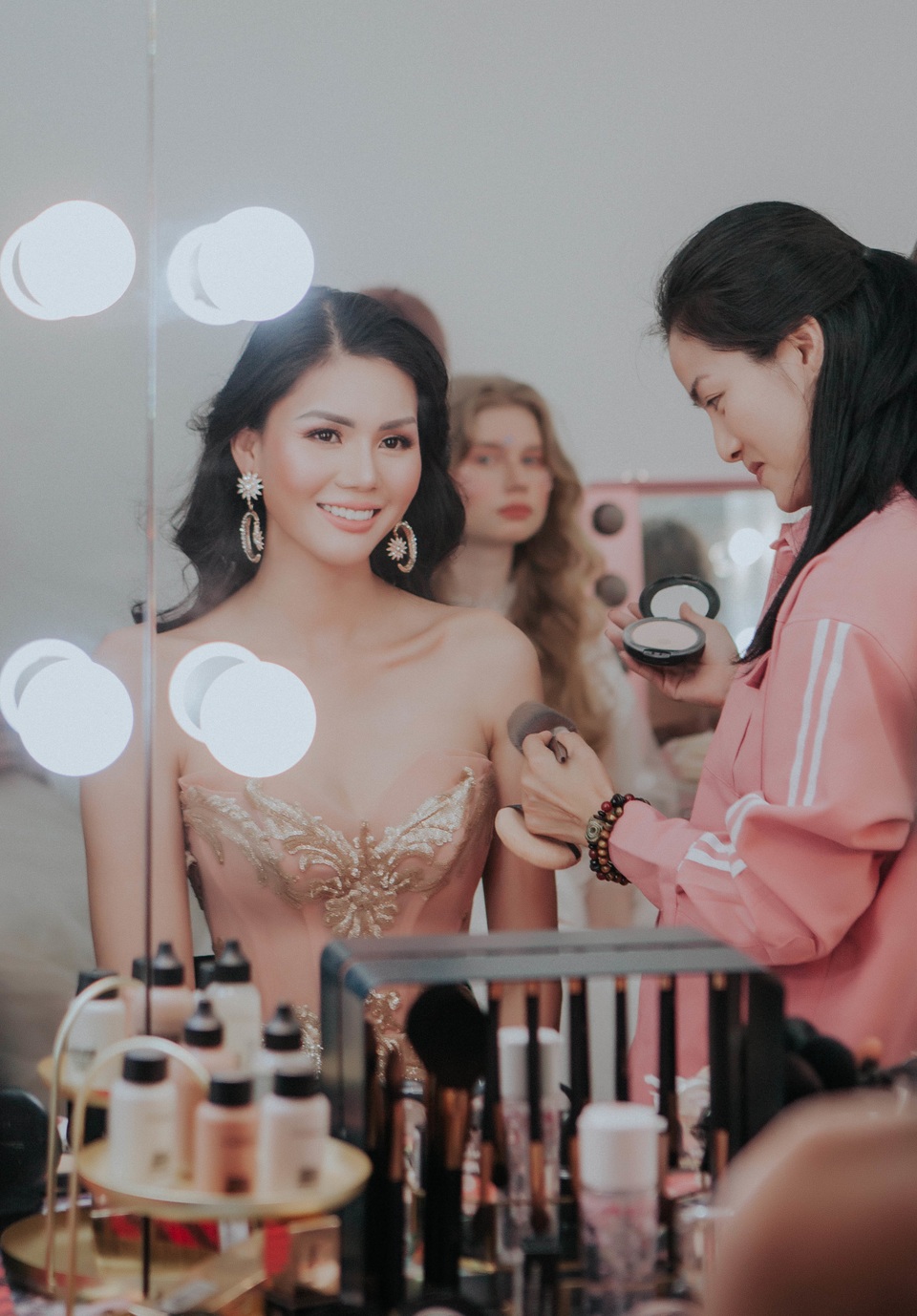 Kim Nguyên diện váy xuyên thấu xẻ sâu tái xuất - 2