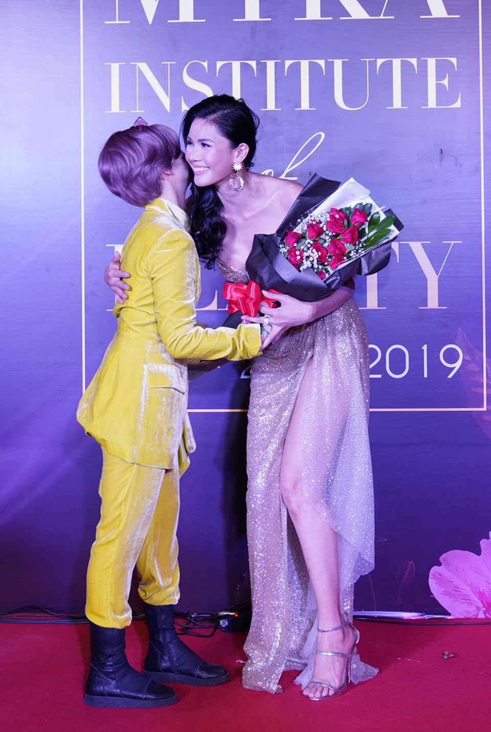 Kim Nguyên diện váy xuyên thấu xẻ sâu tái xuất - 4