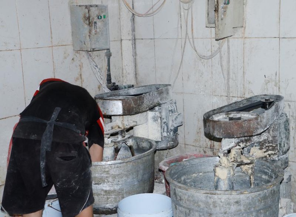 Bất ngờ kiểm tra lò bánh mỳ thủ công, lực lượng chức năng tá hỏa vì quá dơ bẩn - 3 Bất ngờ kiểm tra lò bánh mỳ thủ công, lực lượng chức năng tá hỏa vì quá dơ bẩn - 3