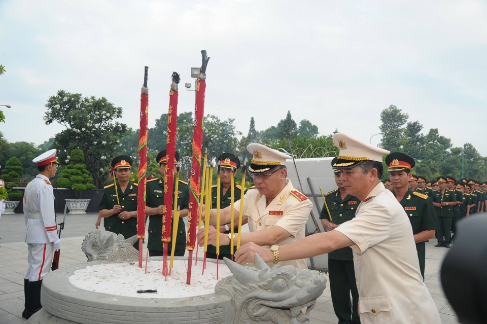 Lãnh đạo TPHCM viếng các anh hùng liệt sĩ - 5 Lãnh đạo TPHCM viếng các anh hùng liệt sĩ - 5