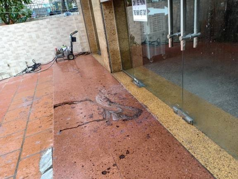 Một gia đình bất ngờ bị ném chất bẩn vào nhà - 2 Một gia đình bất ngờ bị ném chất bẩn vào nhà - 2