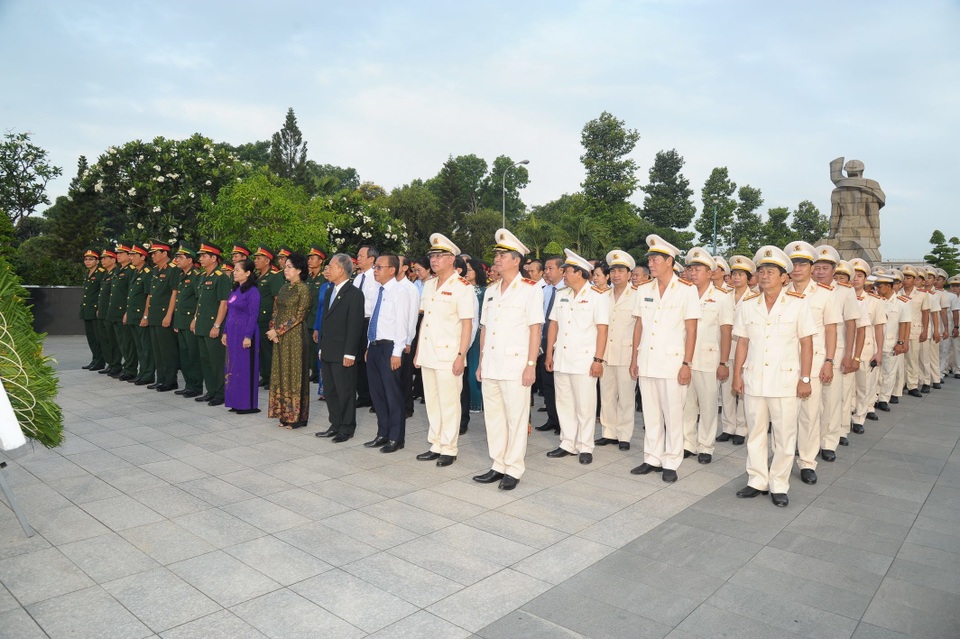 Lãnh đạo TPHCM viếng các anh hùng liệt sĩ - 2 Lãnh đạo TPHCM viếng các anh hùng liệt sĩ - 2