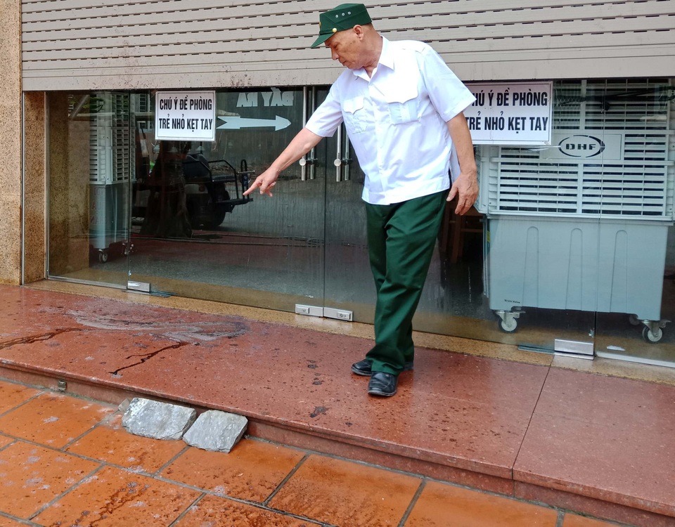 Một gia đình bất ngờ bị ném chất bẩn vào nhà - 1 Một gia đình bất ngờ bị ném chất bẩn vào nhà - 1