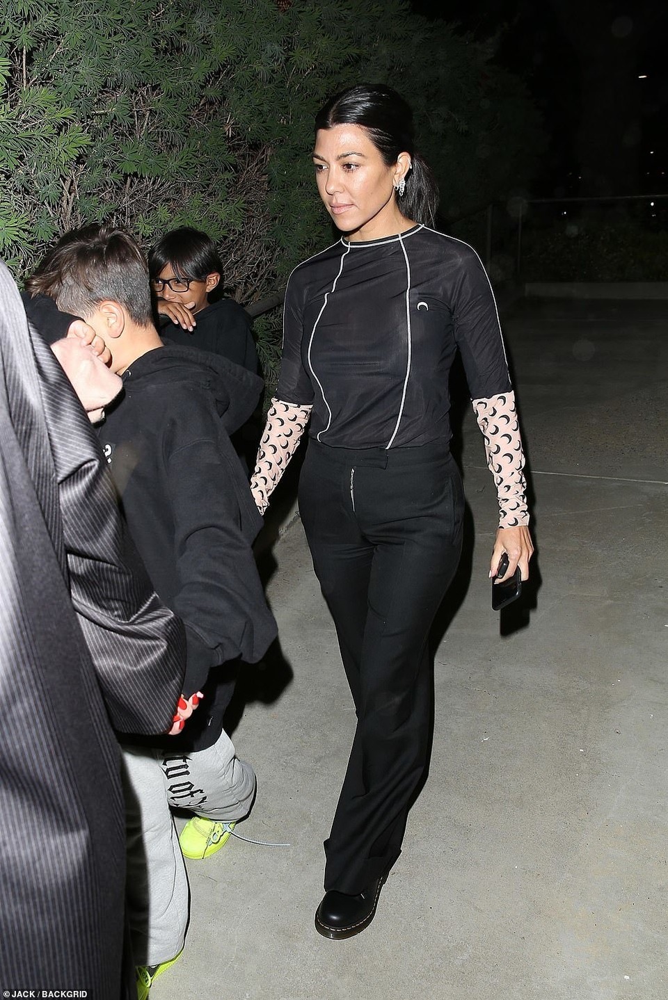 Kim Kardashian khoe dáng nảy nở với quần đỏ ôm sát - 6 Kim Kardashian khoe dáng nảy nở với quần đỏ ôm sát - 6