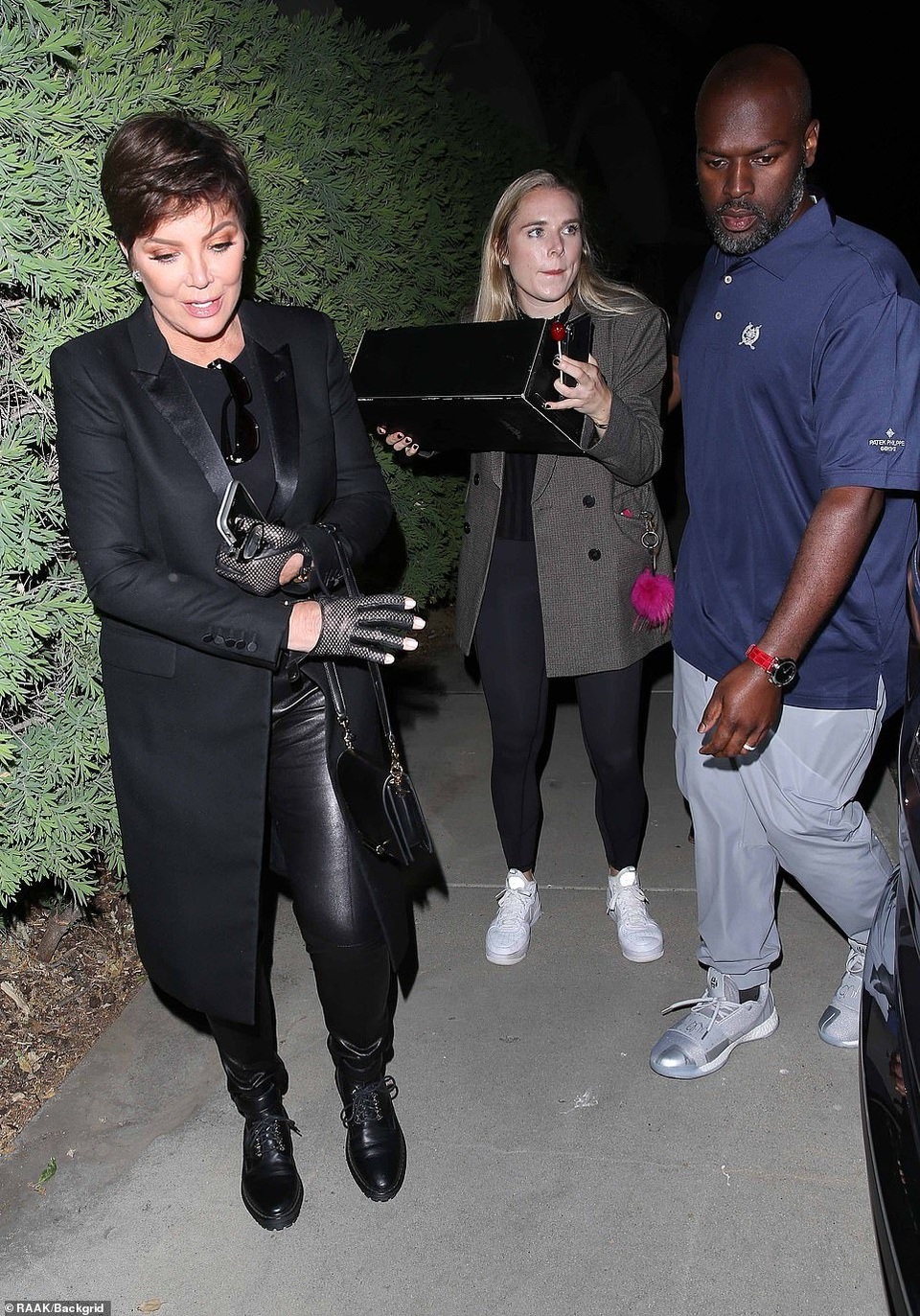 Kim Kardashian khoe dáng nảy nở với quần đỏ ôm sát - 5 Kim Kardashian khoe dáng nảy nở với quần đỏ ôm sát - 5