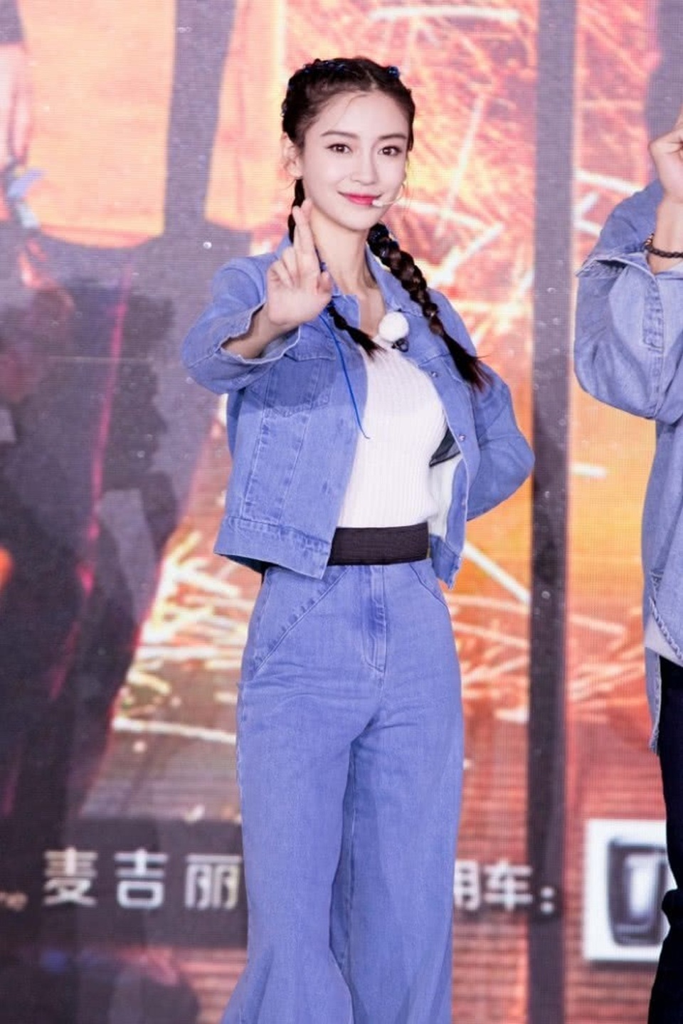 Fan trầm trồ trước vẻ ngoài như nữ sinh của bà mẹ một con Angelababy - 4 Fan trầm trồ trước vẻ ngoài như nữ sinh của bà mẹ một con Angelababy - 4