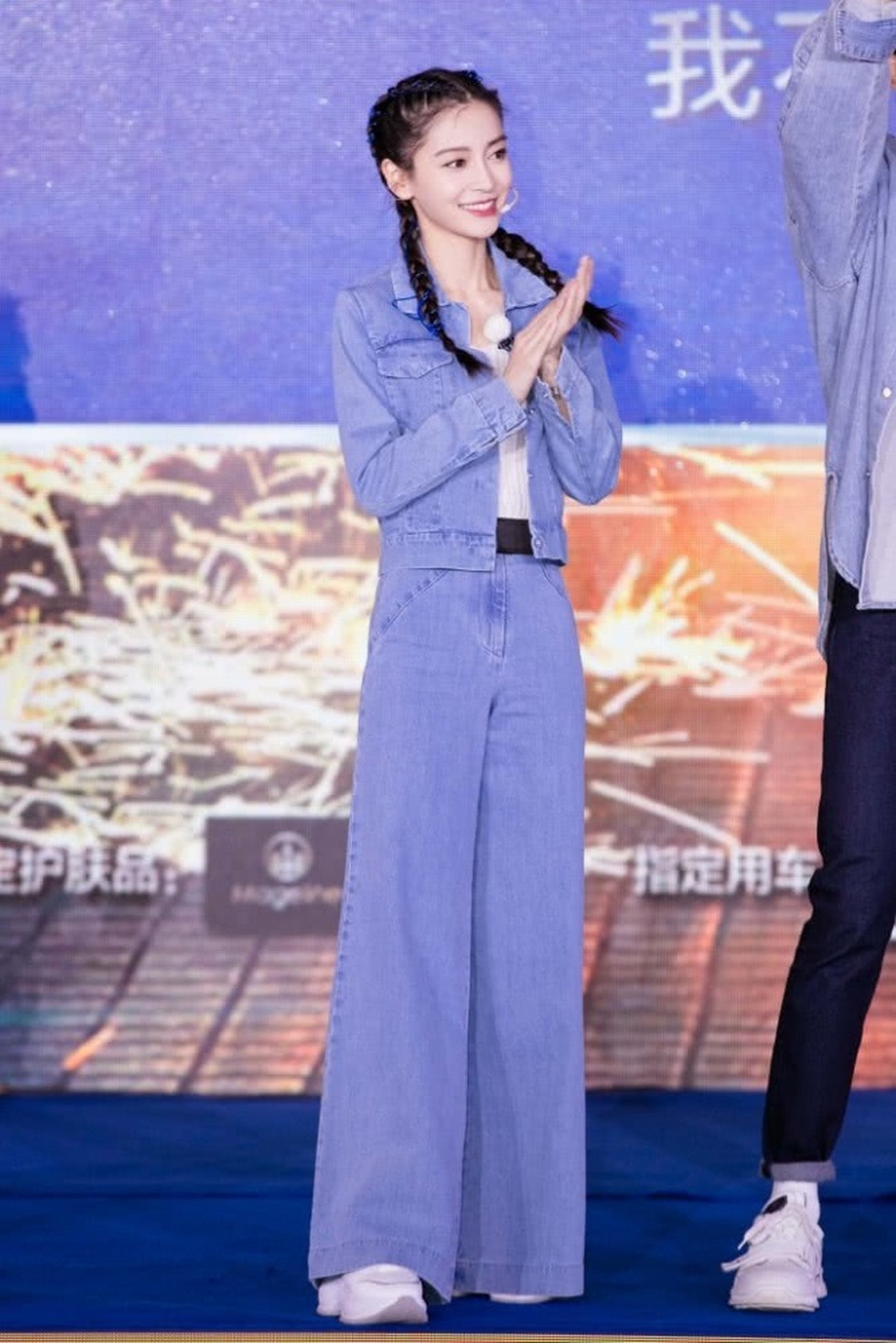 Fan trầm trồ trước vẻ ngoài như nữ sinh của bà mẹ một con Angelababy - 5 Fan trầm trồ trước vẻ ngoài như nữ sinh của bà mẹ một con Angelababy - 5